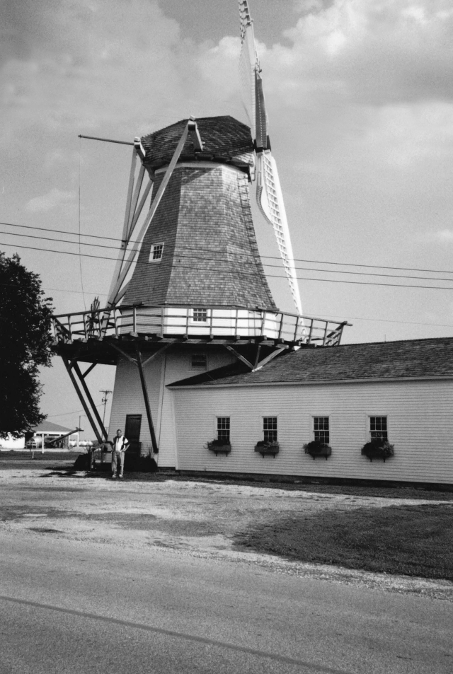 Prairie Mills Windmill, Golden, Illinois (2001)